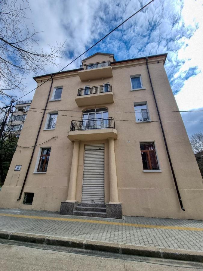 Charming In Center Apartment